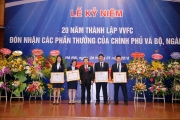 Ông Trần Văn Hiếu - Thứ trưởng trao tặng Danh hiệu Chiến sỹ thi ngành Tài chính cho các cán bộ có thành tích xuất sắc 2014-2016